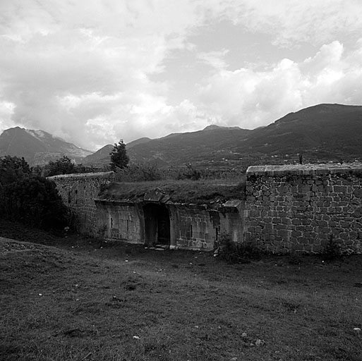 Front d'Embrun. Demi-lune 41, gorge de l'ouvrage et amorce du pont dormant.