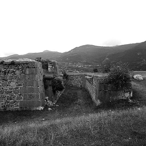 Front d'Embrun. Demi-lune 41. Flanc droit et soubassement de l'avant porte.