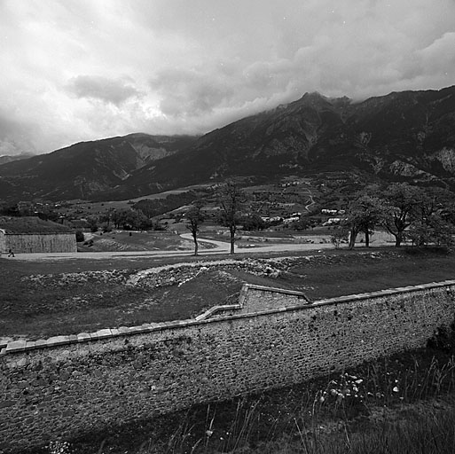 Front d'Eygliers. Chemin couvert et traverse devant le bastion 2. A gauche, ouvrage 65.