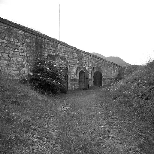 Front du Guil. Batterie est (85). Casemates. Remises.