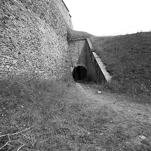 Poterne 36, débouché intérieur. A gauche, mur de soutènement du terre-plein du bastion 1.