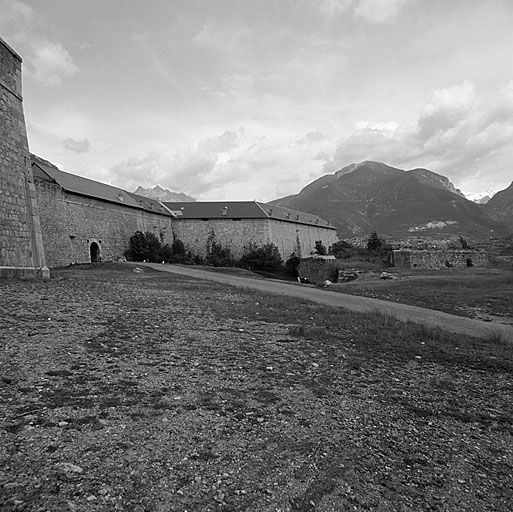 Front d'Embrun. Vue oblique d'ensemble prise du pied du bastion de droite. A droite, demi-lune 41.