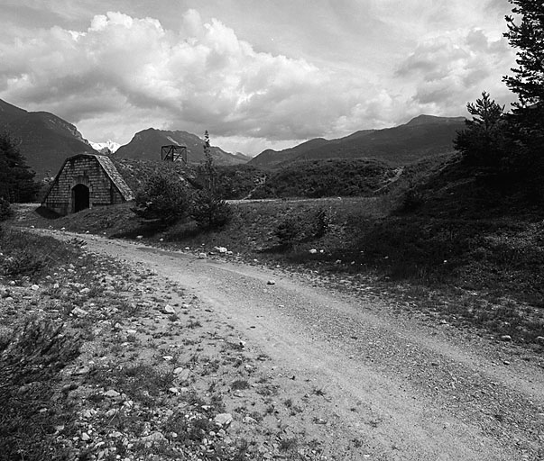 Batterie ouest, vue arrière. A gauche, traverse de gauche avec, à droite, position de pièces.