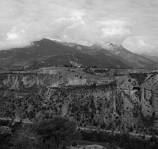 Le front du Guil vu du plateau de Guillestre, à l'est.