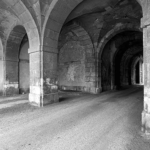 Porte de Briançon. Vue intérieure : à gauche vestibule intérieur. A droite passage d'entrée.