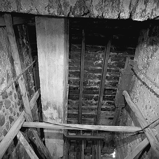 Porte de Briançon. Plancher du passage et tablier du pont-levis vus par en dessous, depuis la fosse de la bascule.