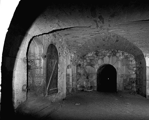 Lunette 64. Sous-sol du réduit. A gauche escalier d'accès à l'étage de combat. Au centre, galerie conduisant aux casemates à feux de revers.