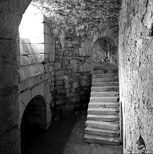 Lunette 64. Casemate à feux de revers. Vue intérieure de la cage d'escalier. A gauche, en bas, débouché de la galerie d'accès.