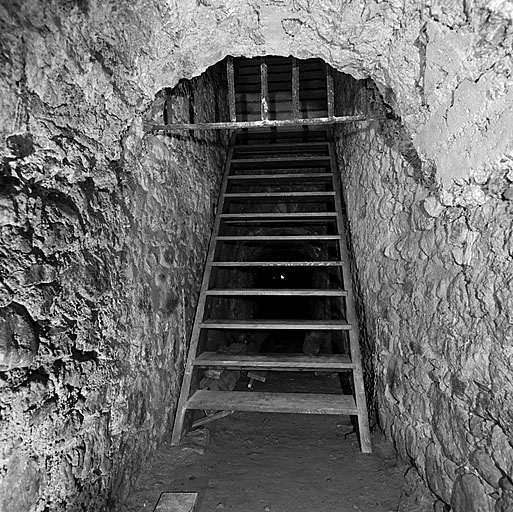 Lunette 64. Galerie de liaison avec la place et escalier d'accès à la traverse casematée (volée mobile abaissée).