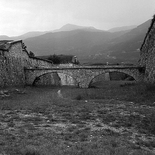 Bastion 2. Face de droite. Aqueduc d'entrée des eaux de Loubatière.