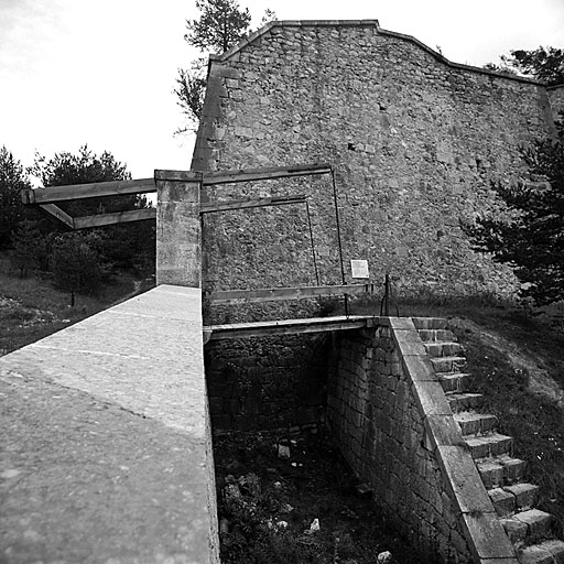 Front de la Durance. Coupure 104 et pont-levis, vue prise du côté droit, dans l'axe du haha.