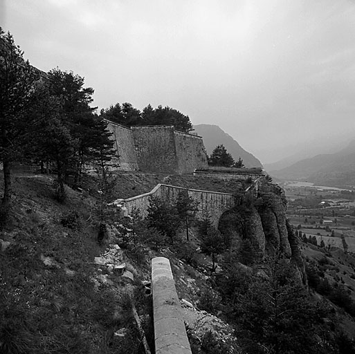 Front de la Durance. Retranchement bas et mur crénelé.