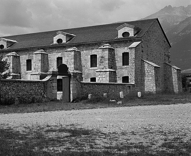 Bâtiment (a) vu de l'extérieur de l'enceinte.