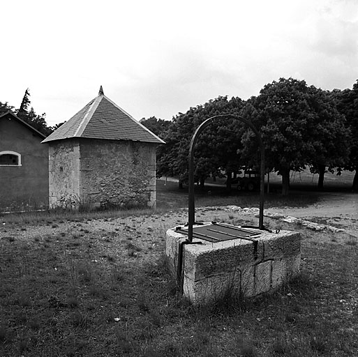 Citerne X. Poste de puisage. Derrière, à gauche, bâtiment de la pompe.