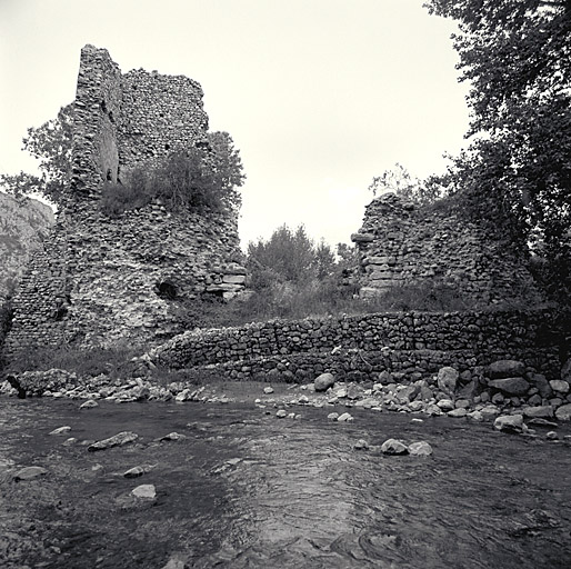 Porte sud. Vue prise du sud, de l'autre côté du torrent.