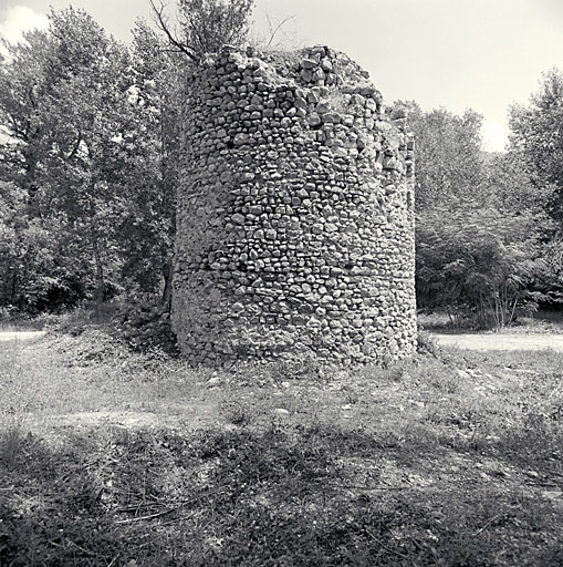 Tour est. Vue prise de l'ouest.