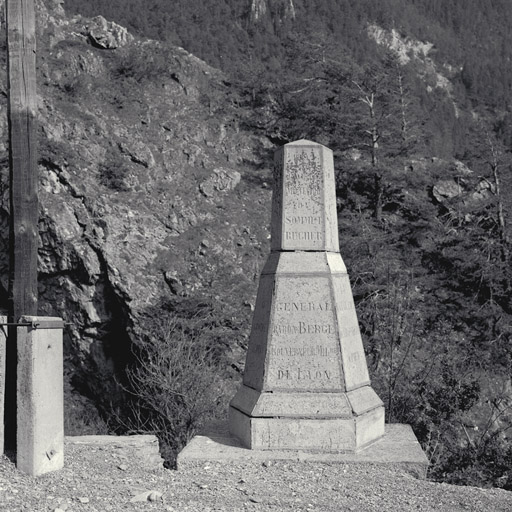 Monument commémorant la construction de la route.