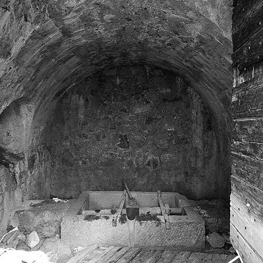 La font d'Eygliers. Bâtiment des vannes de la source de Loubatière. Vue intérieure.