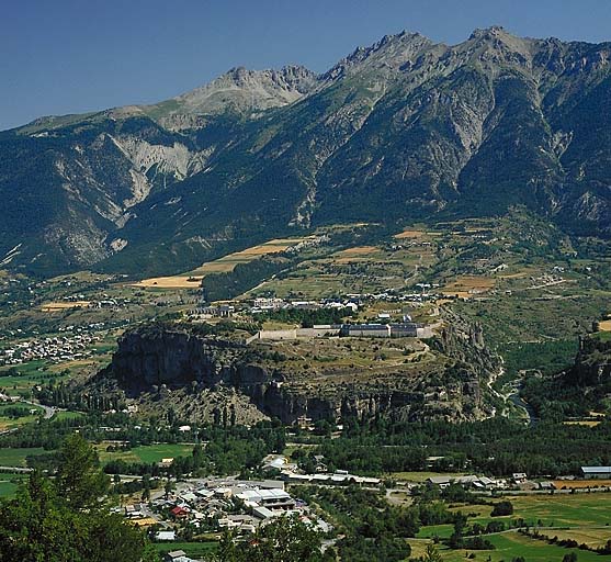 Vue de situation prise au téléobjectif du sud-ouest, depuis la région de Barbein.