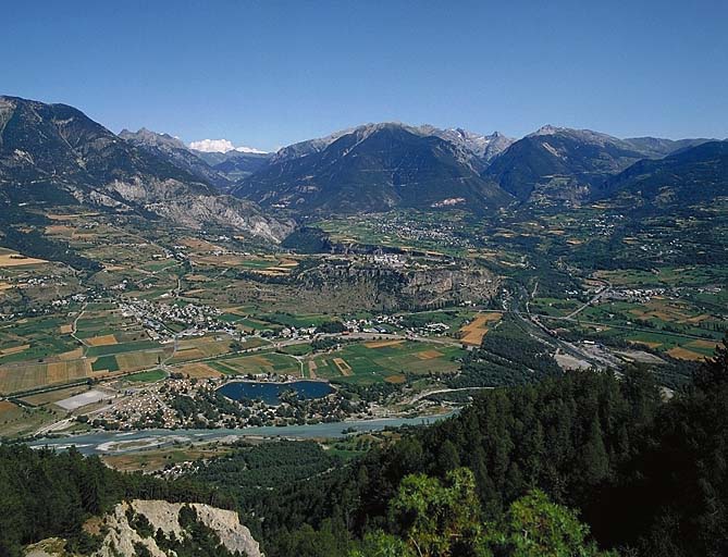 Vue de situation prise du nord-ouest. A l'arrière-plan, à droite, la descente du col de Vars.