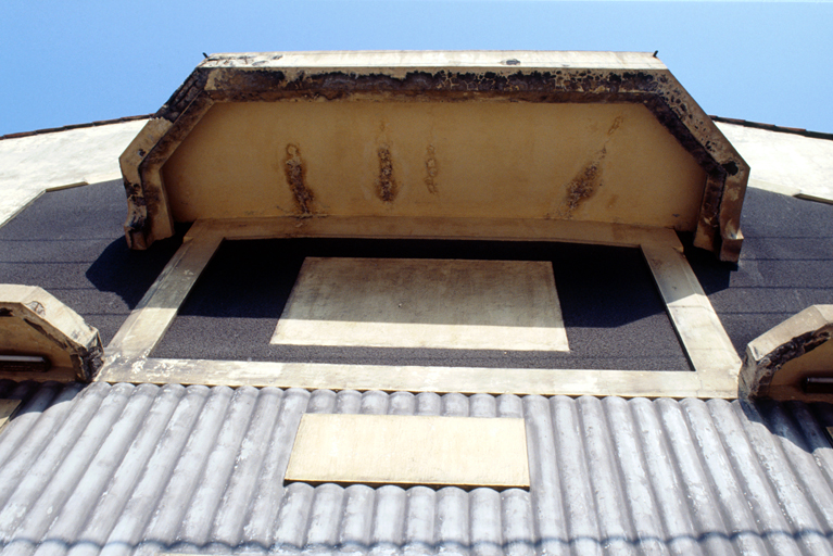 Façade est, partie supérieure, détail.