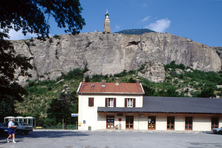 La gare S.N.C.F., vue générale de la façade sur parking.