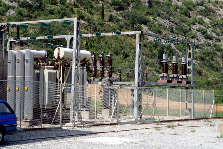Poste électrique.