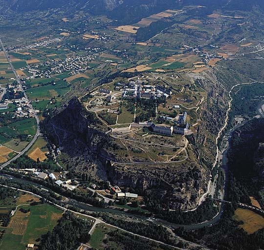 Vue prise du sud-ouest sur le front d'Embrun.