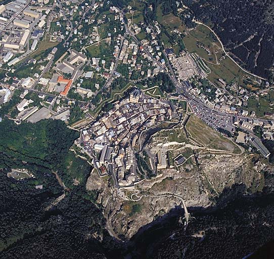 Vue verticale de la ville haute.