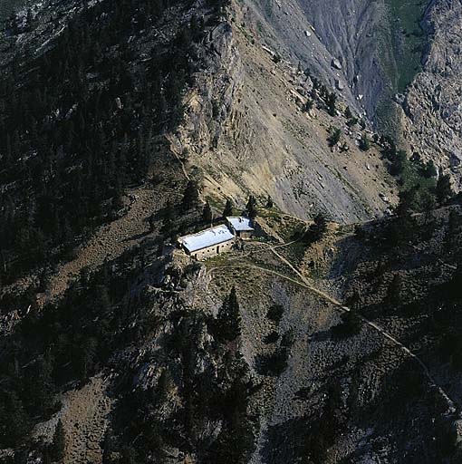 Vue aérienne prise du sud sur la façade arrière.