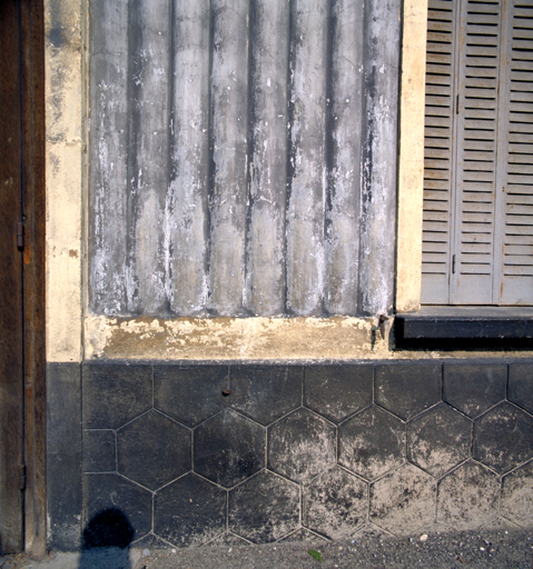 Façade est, partie inférieure, détail.