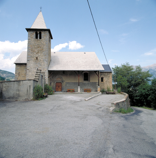 Façade sud. ; A gauche, porte du cimetière.