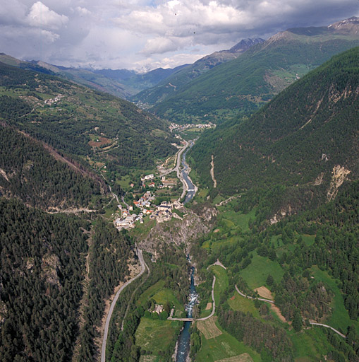 Château-Queyras et Ville-Vieille. Vue aérienne prise de l'ouest vers l'est.