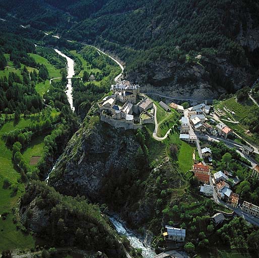 Vue aérienne prise de l'est. ; Vue aérienne prise de l'est.