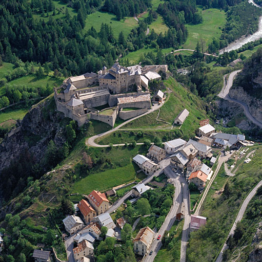 Château-Queyras. Vue aérienne prise du nord-est. ; Vue aérienne prise du nord-est.