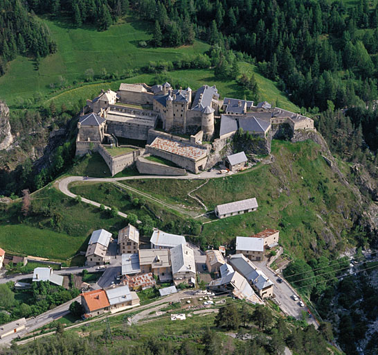 Château-Queyras. Vue aérienne prise du nord. ; Vue aérienne prise du nord.