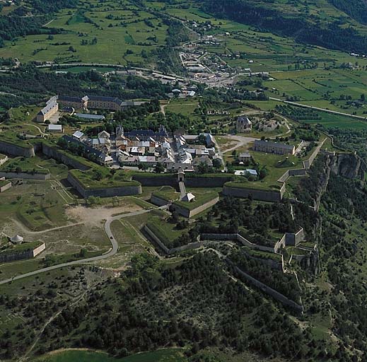 Vue générale oblique basse prise de l'est-nord-est.