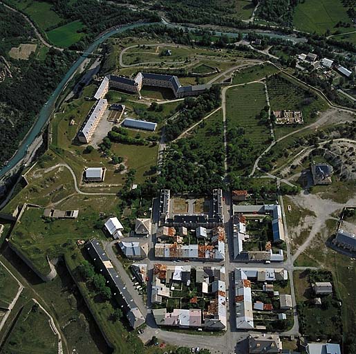 Vue partielle de l'agglomération et de la partie sud de la place.