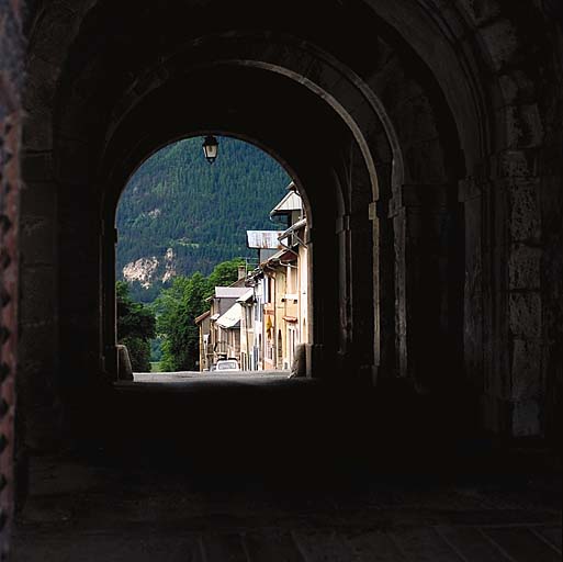 La rue Catinat, vue d'enfilade prise de l'intérieur du passage de la porte de Briançon. ; La rue Catinat, vue d'enfilade prise de l'intérieur du passage de la porte de Briançon.