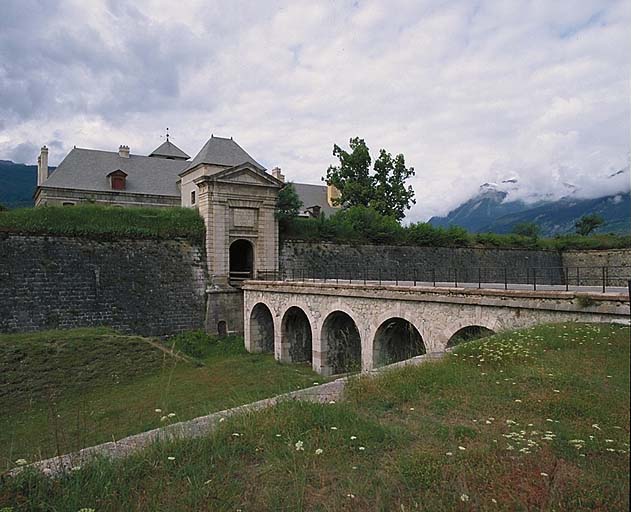 Ensemble de la porte de Briançon et du pont d'accès. En bas, à gauche, massif de terre d'une tenaille inachevée.