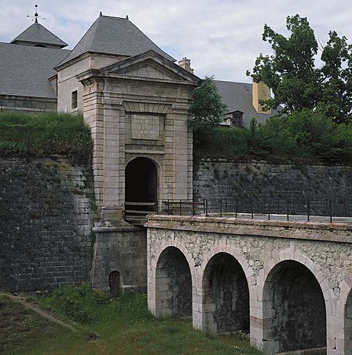 Porte de Briançon. Façade extérieure. Ensemble.