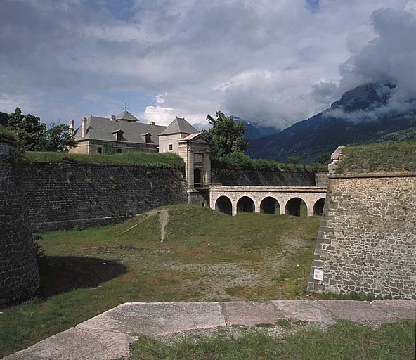 Corps de place. Courtine 2-3 et porte de Briançon vus depuis une place d'armes du chemin couvert. A droite, flanc droit de la demi-lune 43.