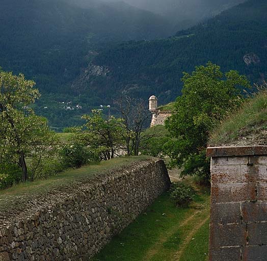 Vue rapprochée du saillant de la contregarde 63. Au deuxième plan, échauguette du bastion 1.