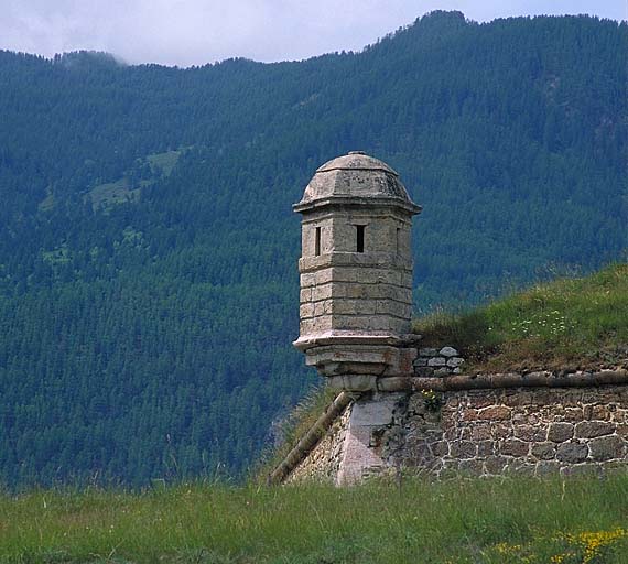 Bastion 1, vue rapprochée de l'échauguette du saillant prise sur le côté.