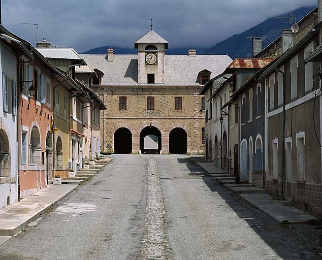 Le pavillon D (porte de Briançon) vu dans l'axe de la rue Catinat. ; Le pavillon D (porte de Briançon) vu dans l'axe de la rue Catinat.