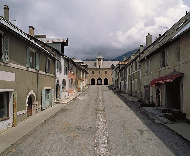 La rue Catinat vue en enfilade. Au premier plan, carrefour de la rue Colonel Cabrié et fontaine. Au fond, pavillon D (porte de Briançon).