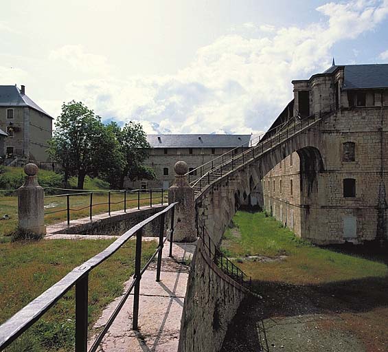 Partie centrale, arc-boutant et aile gauche.