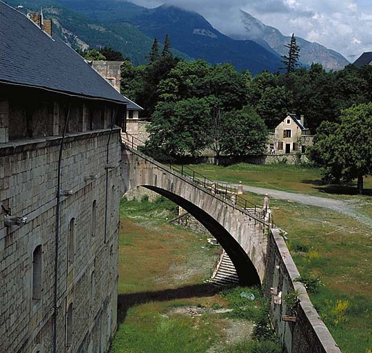 Aile gauche. Vue prise dans l'enfilade de la cour, vers l'arc-boutant.