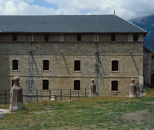 Vue de l'aile droite du bâtiment.