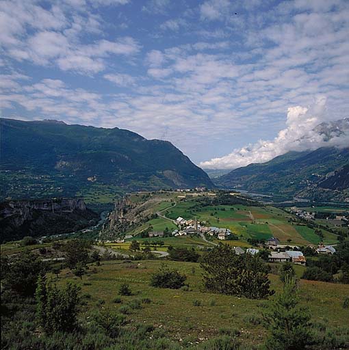 Vue générale de la place prise du nord-est. Au premier plan, le village d'Eygliers. Au deuxième plan, vue rasante du front d'Eygliers.